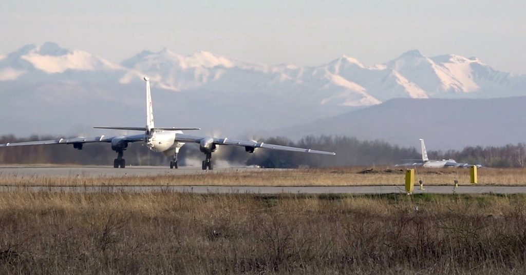 Bombardiere strategice ruse, care pot transporta bombe nucleare, au zburat 11 ore în apropiere de Alaska