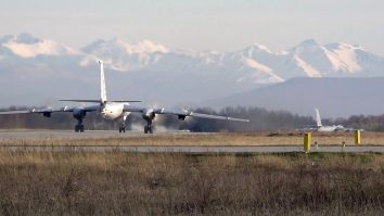 Bombardiere strategice ruse, care pot transporta bombe nucleare, au zburat 11 ore în apropiere de Alaska