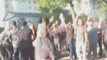 Momentul în care un cameraman este lovit cu putere de un ofițer în timpul protestelor din Washington