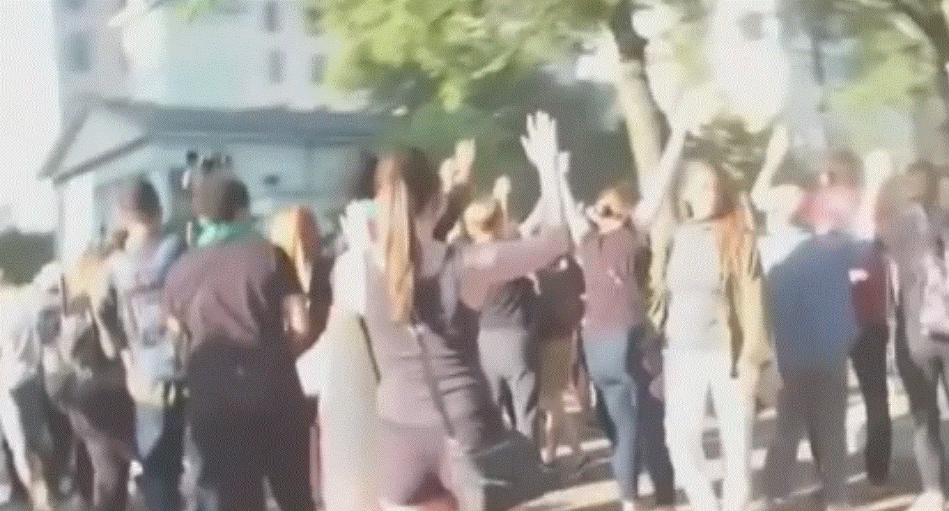 Momentul în care un cameraman este lovit cu putere de un ofițer în timpul protestelor din Washington