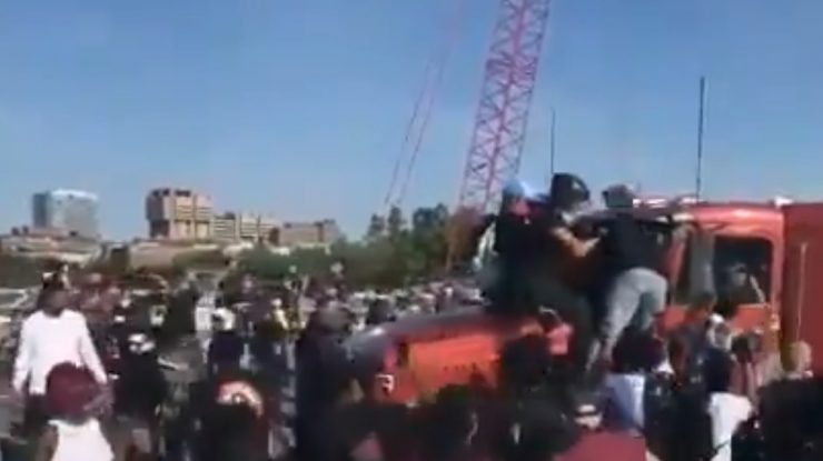 Momentul în care un camion cisternă încearcă să treacă printre protestatari. Șoferul a fost arestat