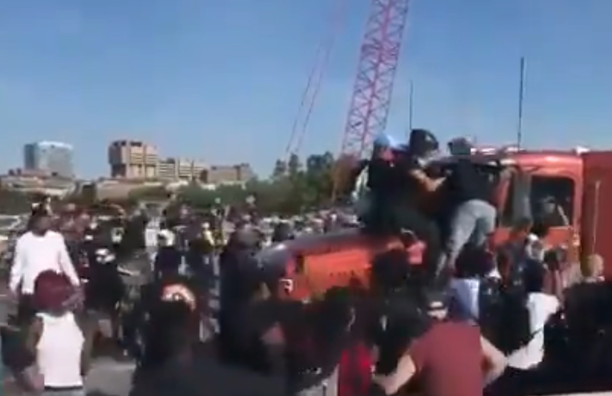 Momentul în care un camion cisternă încearcă să treacă printre protestatari. Șoferul a fost arestat