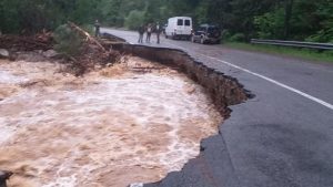 Urmele inundațiilor puternice. Un drum naţional din judeţul Cluj a fost rupt de apeUrmele inundațiilor puternice. Un drum naţional din judeţul Cluj a fost rupt de ape