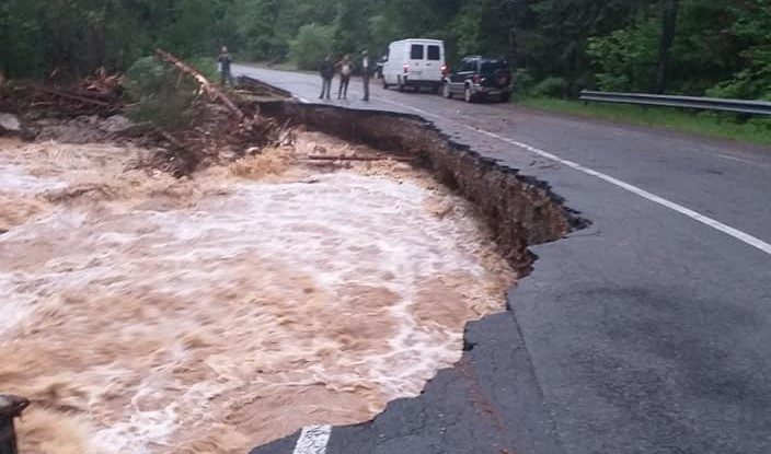 Urmele inundațiilor puternice. Un drum naţional din judeţul Cluj a fost rupt de apeUrmele inundațiilor puternice. Un drum naţional din judeţul Cluj a fost rupt de ape