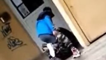 Copil de 15 ani, bătut cu sălbăticie. Momentul, filmat și postat pe internet chiar de prietenul agresorilor. VIDEO