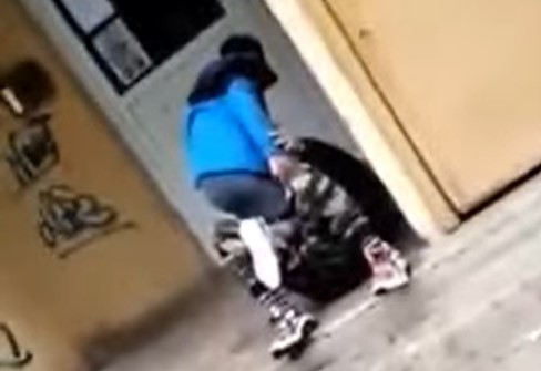 Copil de 15 ani, bătut cu sălbăticie. Momentul, filmat și postat pe internet chiar de prietenul agresorilor. VIDEO