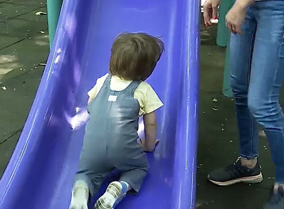 Restricţiile îl pun în dificultate pe Andrei, un tată care nu ştie pe unde să îşi mai plimbe băieţelul