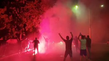 Fanii Craiovei i-au aşteptat pe jucători cu torţe şi fumigene, după victoria cu 2-1 contra FC Botoșani