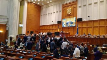 Parlamentarii au uitat de distanţarea socială. Urna de vot a fost „de vină“