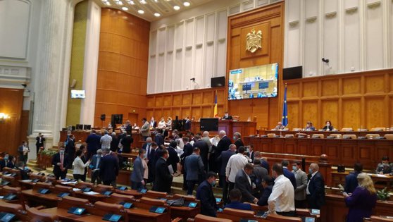 Parlamentarii au uitat de distanţarea socială. Urna de vot a fost „de vină“
