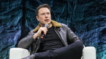 Musk și Bezos, CEO-ul Amazon, s-au certat pe Twitter. De ce este Elon Musk hotărât să rupă relația cu Amazon