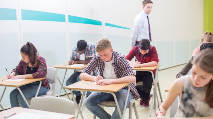 BAC în sesiune specială pentru elevii infectați cu coronavirus. Orban: „Nu li se poate răpi șansa de a da Bacalaureatul”