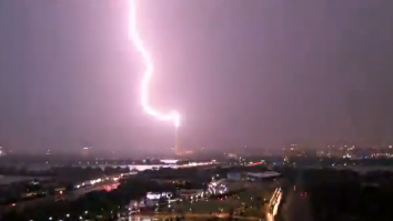 VIDEO SPECTACULOS | Monumentul Washington, filmat în clipa în care este lovit de un fulger