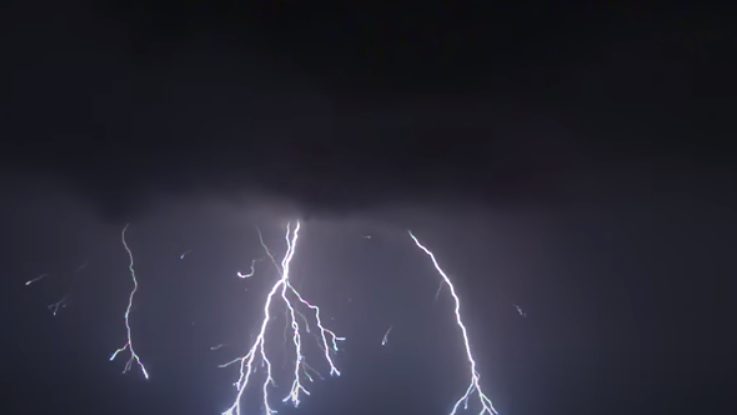 Cât măsoară cel mai lung fulger. Distanţa e similară cu cea dintre Bucureşti şi Atena