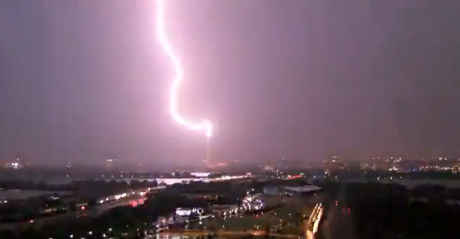 VIDEO SPECTACULOS | Monumentul Washington, filmat în clipa în care este lovit de un fulger