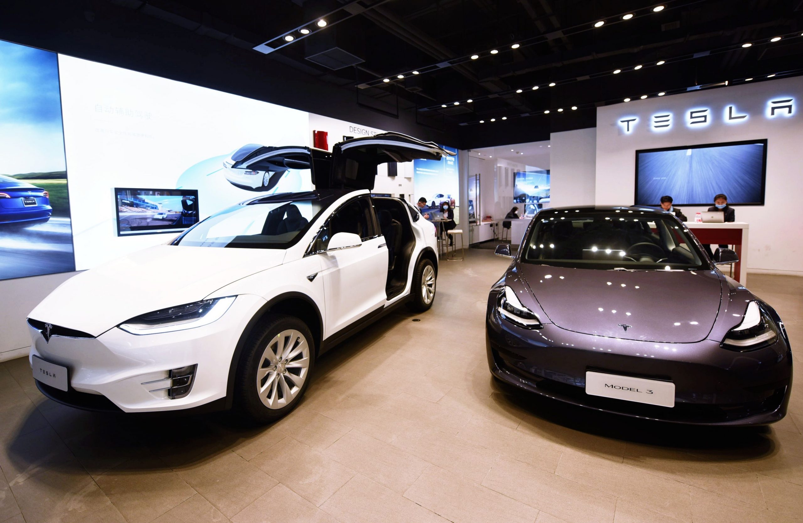 Cum a reușit un german să-și cumpere 28 de mașini Tesla 3.  I s-au înmuiat genunchii când a văzut nota de plată