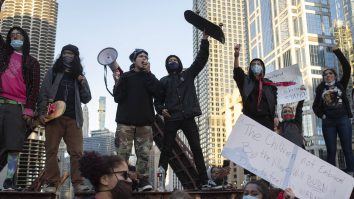 Doi oameni, uciși într-o suburbie din Chicago, în timpul protestelor violente