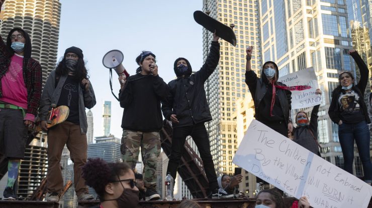Doi oameni, uciși într-o suburbie din Chicago, în timpul protestelor violente