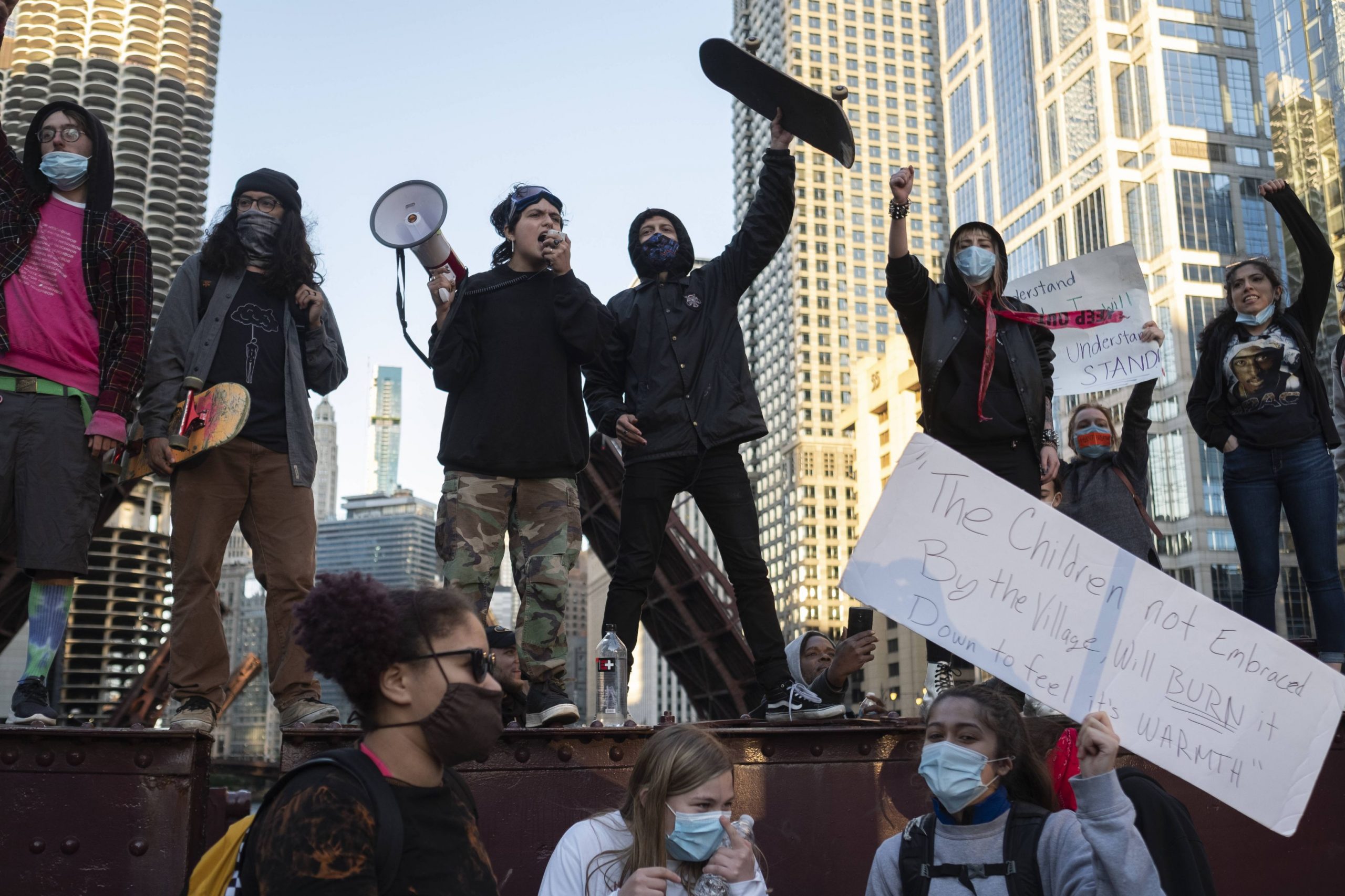 Doi oameni, uciși într-o suburbie din Chicago, în timpul protestelor violente