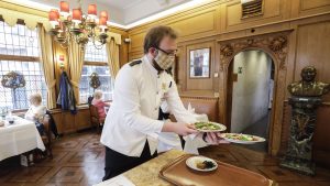 Ministrul Economiei vrea să mai așteptăm redeschiderea restaurantelor: Au cea mai mare probabilitate de infectare