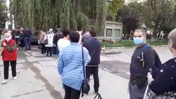 Cozi uriașe în fața Institutului Oncologic Cluj. Pacienții așteaptă să fie testați pentru Covid-19 / USR: În Institut există un focar de infecție