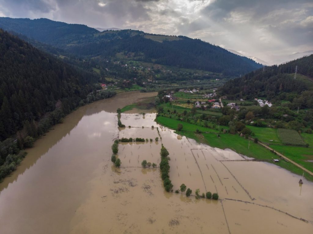 O femeie din România a murit înecată după ce a căzut într-o baltă formată de ploi