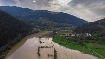 O femeie din România a murit înecată după ce a căzut într-o baltă formată de ploi
