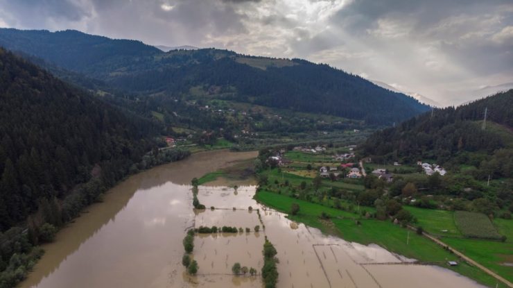 O femeie din România a murit înecată după ce a căzut într-o baltă formată de ploi