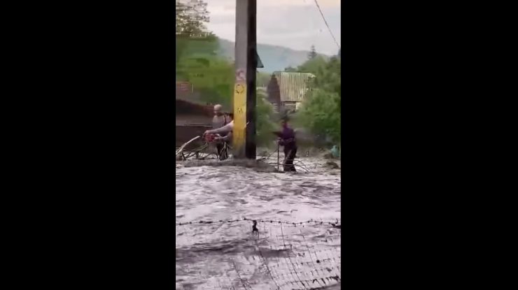 VIDEO | Cod roșu de inundații în jud. Harghita: sute de gospodării au fost afectate. Un bătrân a fost evacuat de pompieri în cursul nopții