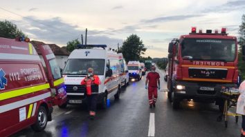 Accident grav în care a fost implicat un microbuz, în județul Vâlcea. Autoritățile au activat Planul Roșu