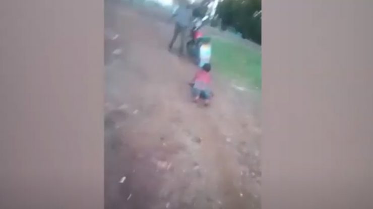 Momentul în care o femeie supectată de furt este prinsă de motocicletă și târâtă. Trei polițiști, reținuți