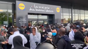 Goana după PS4 la 95 de euro. A fost nevoie de gaze lacrimogene pentru dispersarea mulțimii la deschiderea unui nou Lidl în Franța