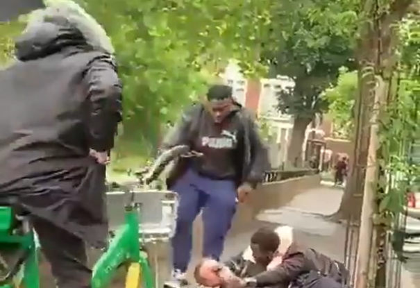 Caz șocant, filmat în Londra. Doi polițiști sunt atacați în plină zi. Martorii își fac selfiuri. VIDEO