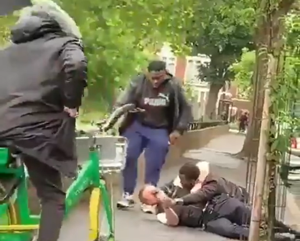 Caz șocant, filmat în Londra. Doi polițiști sunt atacați în plină zi. Martorii își fac selfiuri. VIDEO