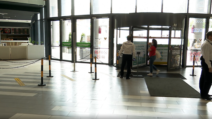 Noi reguli la mall: Ministerul Sănătății a stabilit normele / Timp redus la cabina de probă şi interzicerea testării produselor cosmetice
