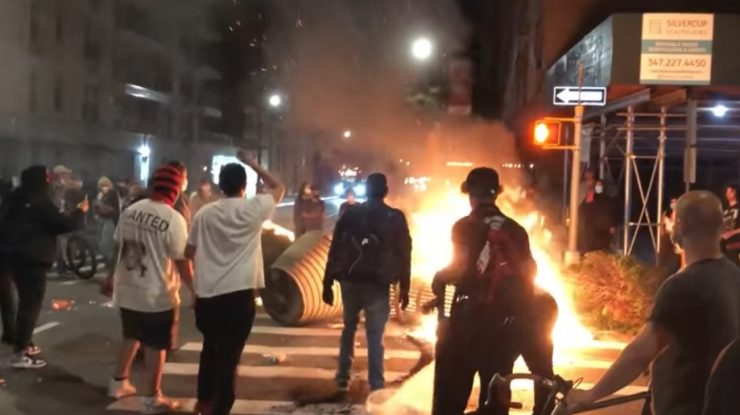 Fiica primarului New York-ului, reținută în timpul protestelor violente din Manhattan: Țipete și mașini arse