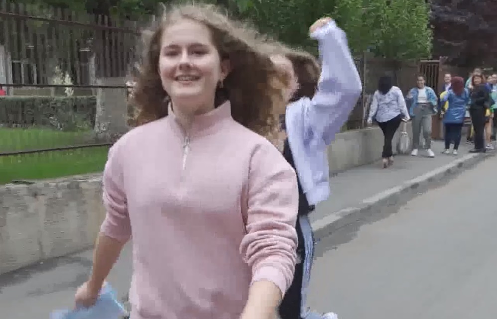 Afişarea rezultatelor, motiv de reîntâlnire şi bucurie pentru elevi. Emoțiile au fost amplificate de codul unic