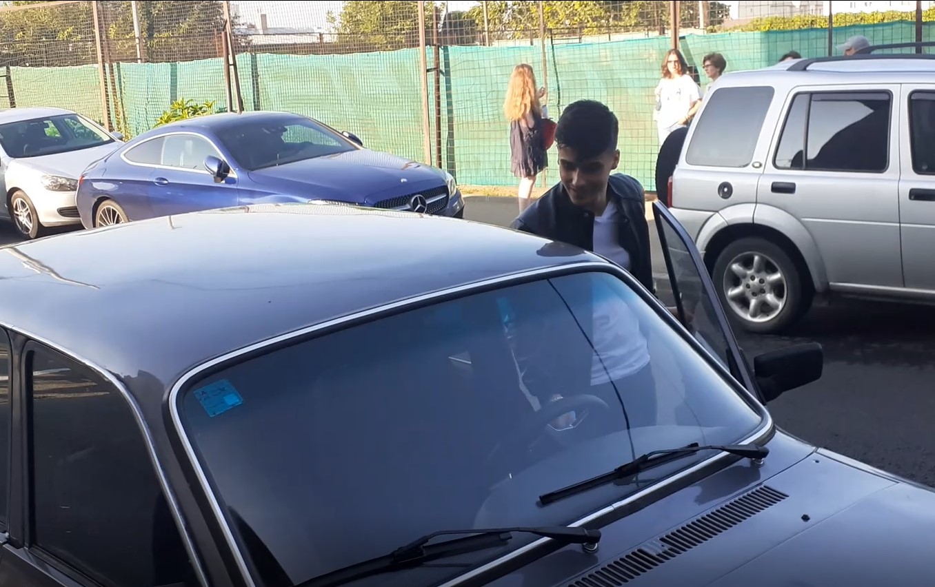 Fără studii în Anglia, dar cu Dacia 1300 în parcare: alegerea făcută de Mihnea, tânărul admis la 5 facultăți din UK