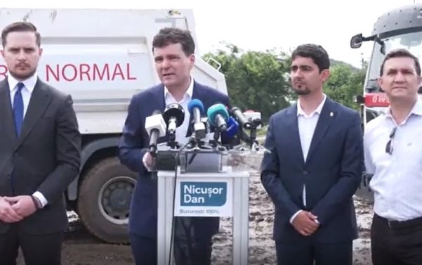 VIDEO Nicușor Dan, din nou bruiat într-o conferință de camioanele de la firma de salubritate a Primăriei Sectorului 5