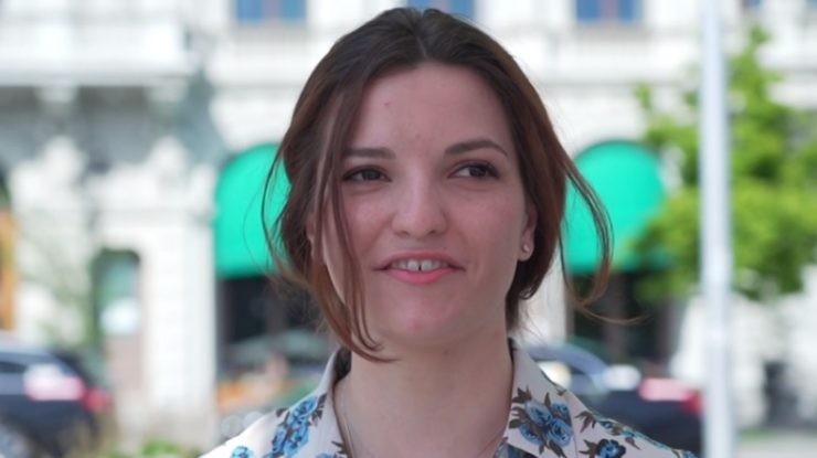 O româncă stabilită în Londra a străbătut mii de kilometri pentru o tunsoare în Suedia