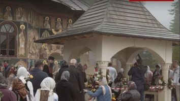 Credincioșii trec peste orice recomandare. Mii de oameni s-au înghesuit la parastasul Părintelui Iustin Pârvu