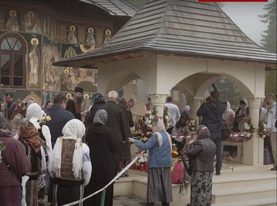 1.500 de oameni din categoriile vulnerabile s-au înghesuit la moaştele părintelui Iustin Pârvu. Au uitat de distanțare. VIDEO