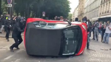 Evenimente violente în Paris, la un protest al angajaților din sistemul medical. Manifestanții au răsturnat o mașină și au atacat un autobuz