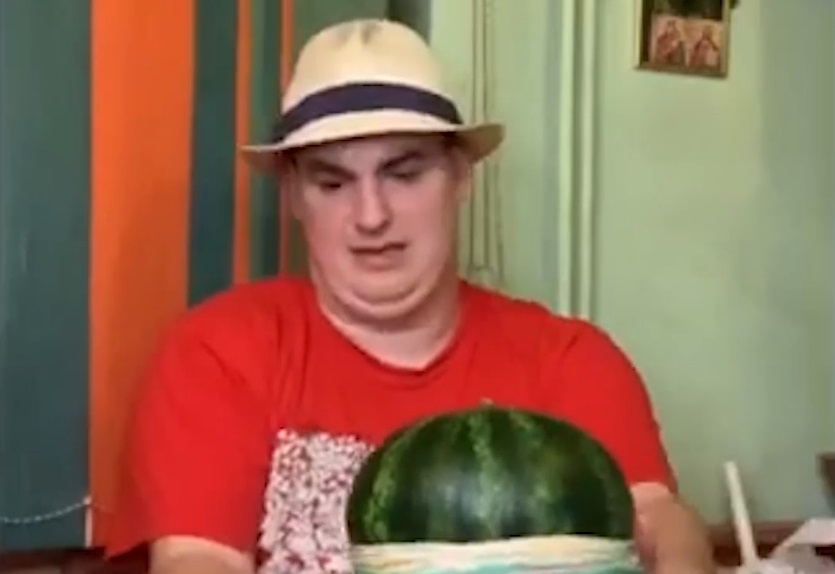 Cea mai în vogă provocare face furori și în România: Challenge-ul cu pepenii și elasticul