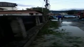 Ploile abundente provoacă  dezastru în România.  Peste 100 de locuințe au fost inundate în ultimele de 24 de ore