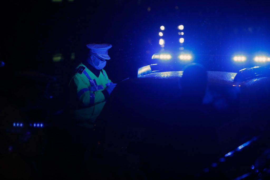 VIDEO Un șofer nervos lovește cu pumnul un polițist care îi cere să se legitimeze