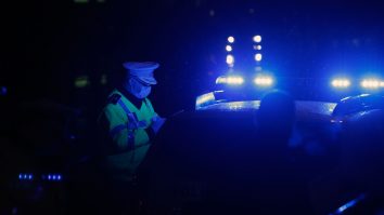 VIDEO Un șofer nervos lovește cu pumnul un polițist care îi cere să se legitimeze