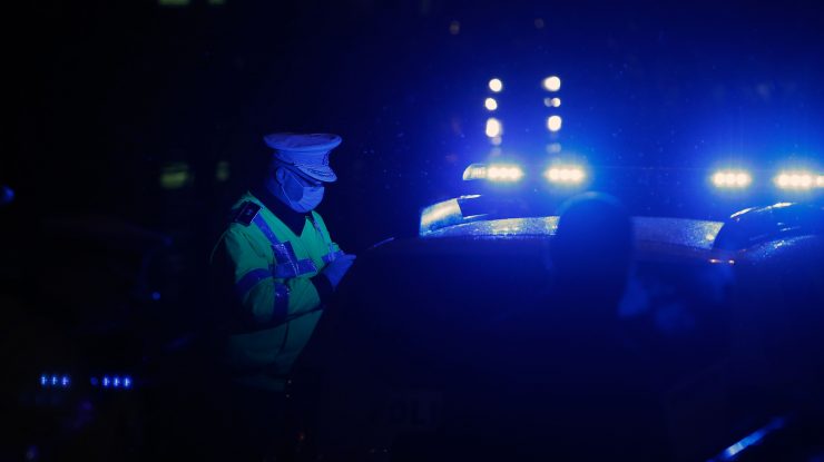 VIDEO Un șofer nervos lovește cu pumnul un polițist care îi cere să se legitimeze