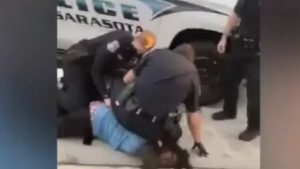 Momentul în care un polițist din Florida stă cu genunchiul pe gâtul unui bărbat în timpul unei arestări VIDEO