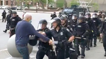 Un nou video șochează SUA. Doi polițiști, filmați cum trântesc la pământ un bărbat de 75 de ani.